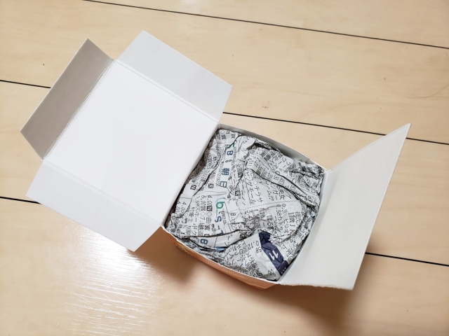 牛乳パックに新聞紙を詰める