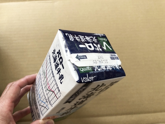 牛乳パックの口をOPPテープで閉じる