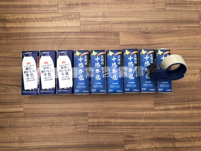 牛乳パックをOPPテープで貼り合わせる