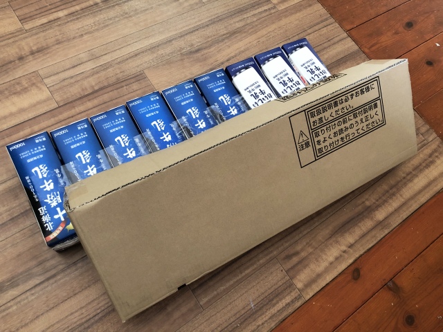 牛乳パックをダンボールで覆う